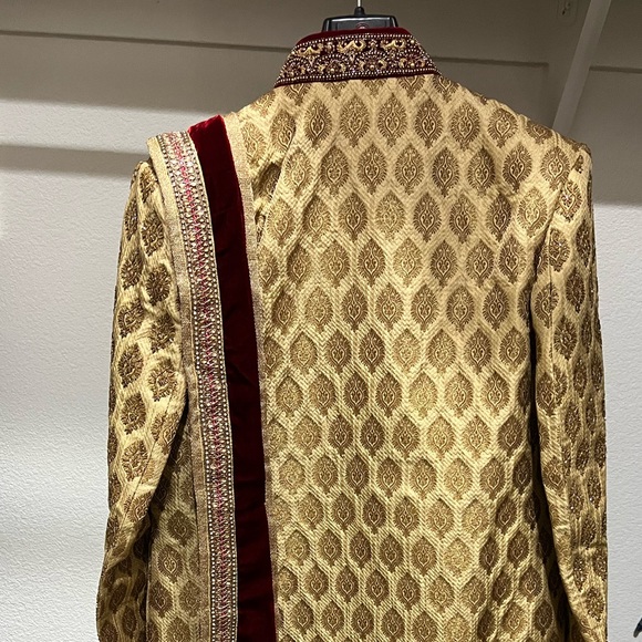 Manyavar Sherwani with matching pants and dupatta - Picture 3 of 4